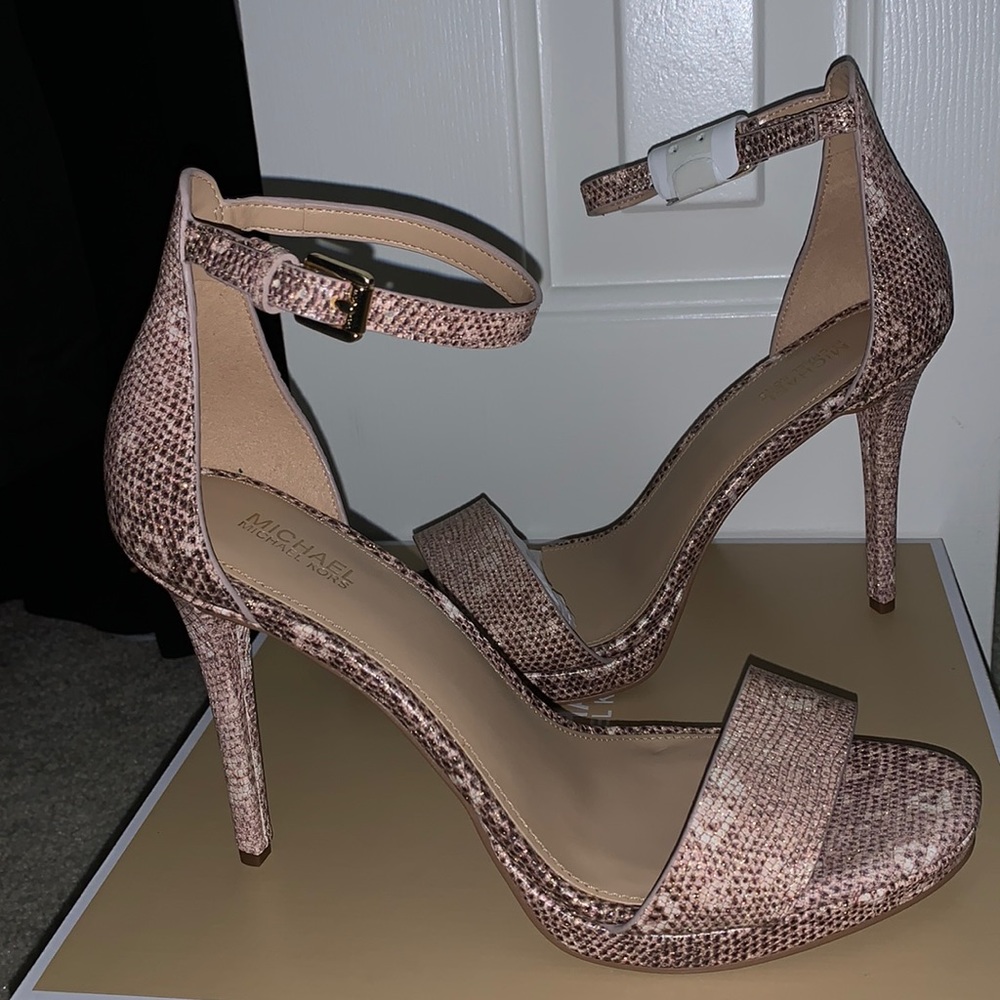 New- Michael Kors- Hutton Sandal embossed leather- size 8